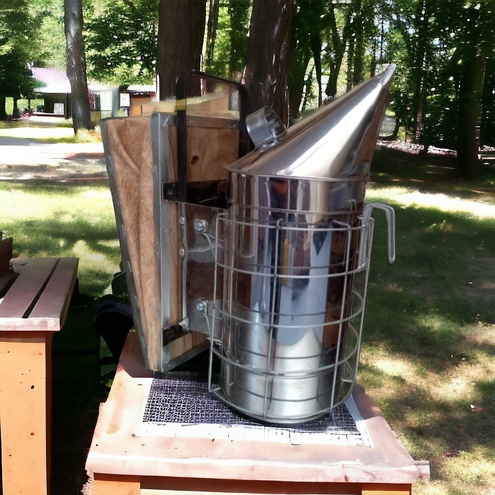 Ahumador mediano con rejilla protectora